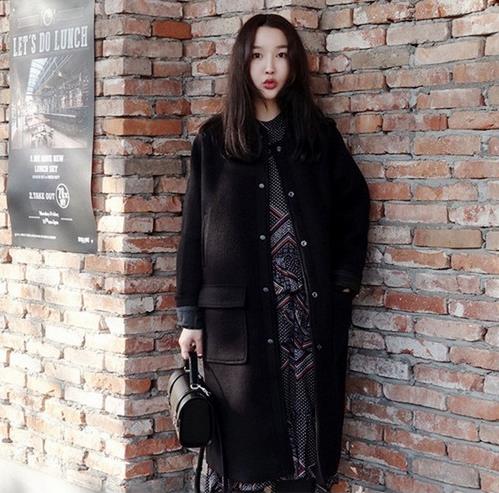 狐狸毛拼接V领毛呢外套搭配长款毛衣:酷帅并优雅 狐狸毛拼接V领毛呢外套搭配长款毛衣:酷帅并优雅