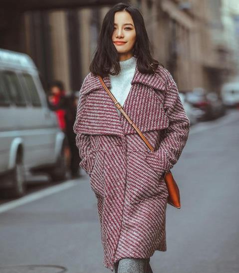 狐狸毛拼接V领毛呢外套搭配长款毛衣:酷帅并优雅 狐狸毛拼接V领毛呢外套搭配长款毛衣:酷帅并优雅