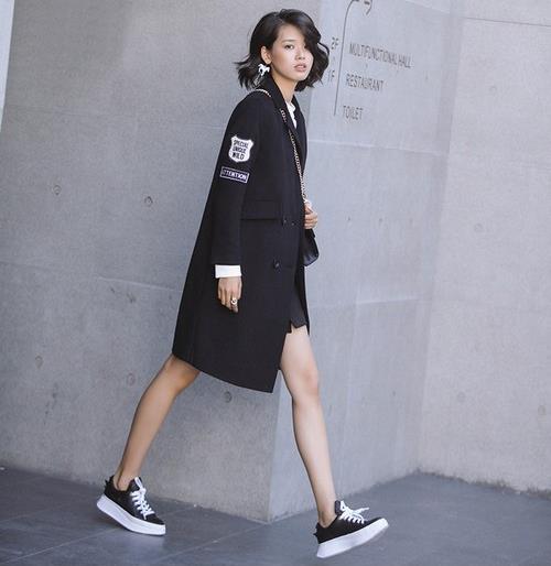 狐狸毛拼接V领毛呢外套搭配长款毛衣：酷帅并优雅