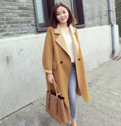 狐狸毛拼接V领毛呢外套搭配长款毛衣：酷帅并优雅