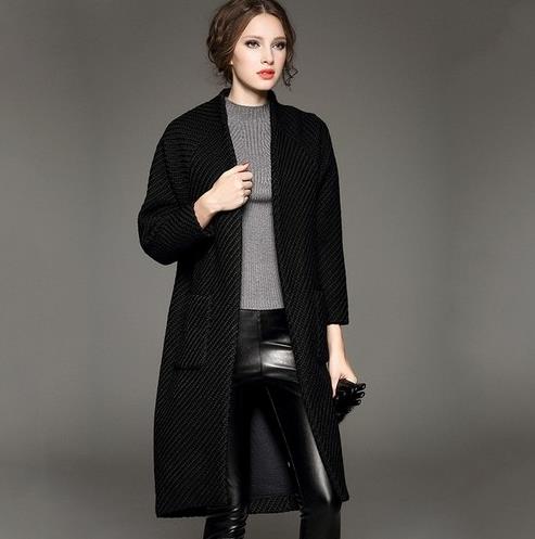 皮裤搭配斜纹V领毛呢大衣:彰显女性知性优雅(图) 皮裤搭配斜纹V领毛呢大衣:彰显女性知性优雅(图)