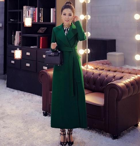 皮裤搭配斜纹V领毛呢大衣：彰显女性知性优雅（图）