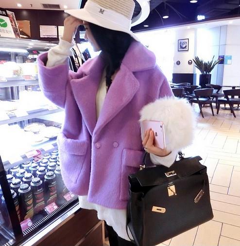 皮裤搭配斜纹V领毛呢大衣：彰显女性知性优雅（图）