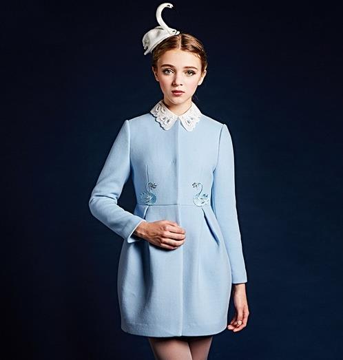 灯笼袖毛呢长外套搭配连衣裙:甜美复古又显瘦(图) 灯笼袖毛呢长外套搭配连衣裙:甜美复古又显瘦(图)