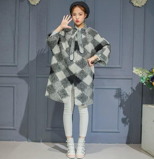 灯笼袖毛呢长外套搭配连衣裙：甜美复古又显瘦（图）