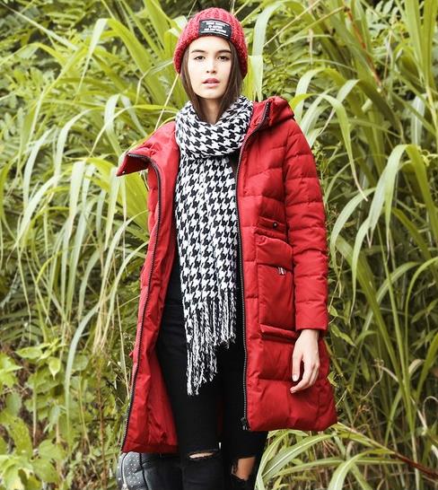 连帽加厚修身羽绒服搭配:彰显女性知性优雅(图) 连帽加厚修身羽绒服搭配:彰显女性知性优雅(图)