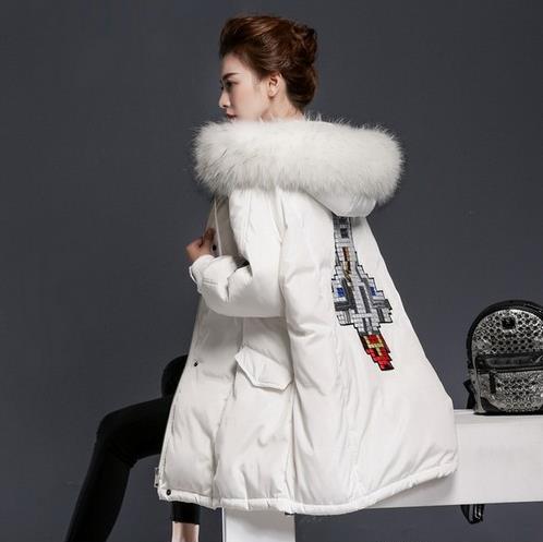 连帽加厚修身羽绒服搭配：彰显女性知性优雅（图）