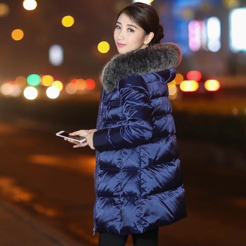 耳朵连帽迷彩羽绒服搭配小脚裤：时尚显瘦又减龄