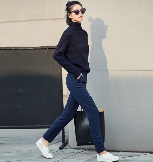 牛仔半身裙搭配喇叭袖撞色针织衫:简约又甜美(图) 牛仔半身裙搭配喇叭袖撞色针织衫:简约又甜美(图)