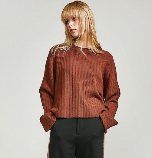 牛仔半身裙搭配喇叭袖撞色针织衫:简约又甜美(图) 牛仔半身裙搭配喇叭袖撞色针织衫:简约又甜美(图)