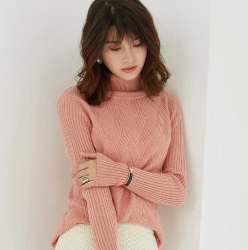 牛仔半身裙搭配喇叭袖撞色针织衫：简约又甜美（图）