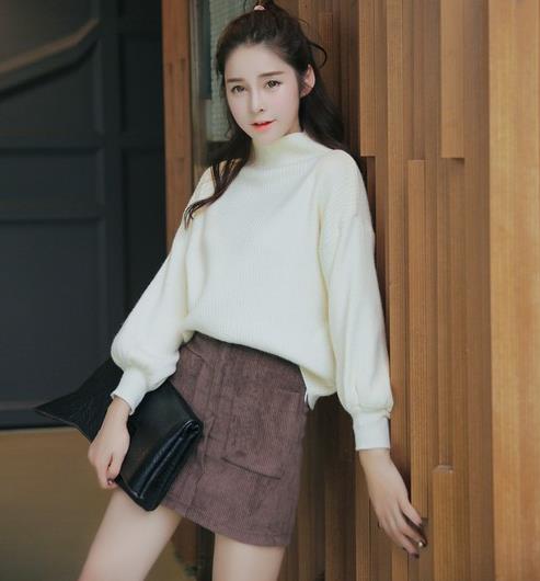 V领纯色长袖毛衣搭配半身裙：大方干练又不失性感