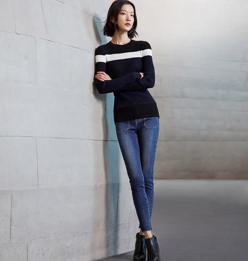 V领纯色长袖毛衣搭配半身裙：大方干练又不失性感