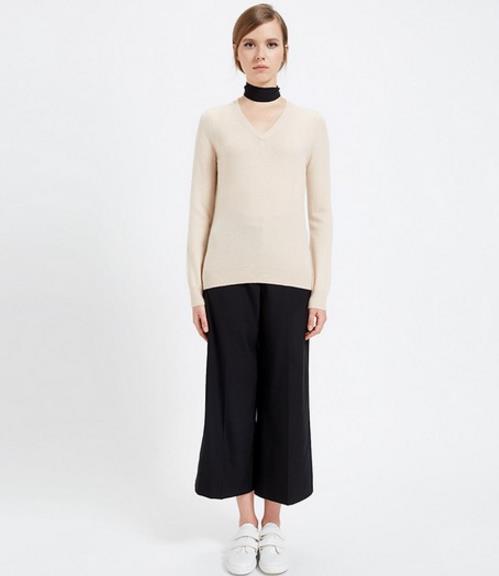 V领纯色长袖毛衣搭配半身裙：大方干练又不失性感