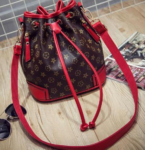 这几款时尚百搭的老花真皮水桶包:彰显时尚潮流 这几款时尚百搭的老花真皮水桶包:彰显时尚潮流