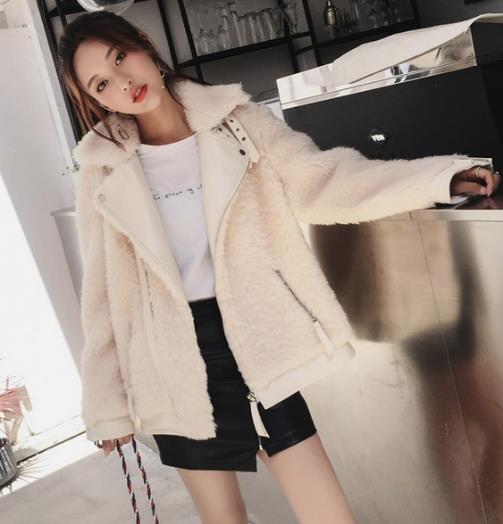 小皮裙搭配短款机车羊毛大衣：酷帅并性感（图）