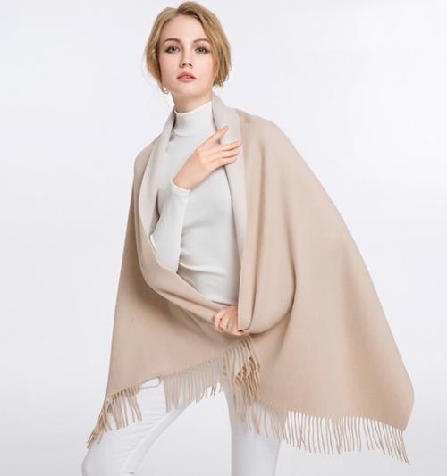 小皮裙搭配短款机车羊毛大衣：酷帅并性感（图）