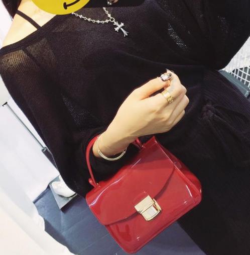 引领时尚潮流的果冻链条迷你小方包:优雅帅气(图) 引领时尚潮流的果冻链条迷你小方包:优雅帅气(图)