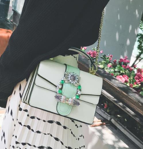 引领时尚潮流的果冻链条迷你小方包：优雅帅气（图）