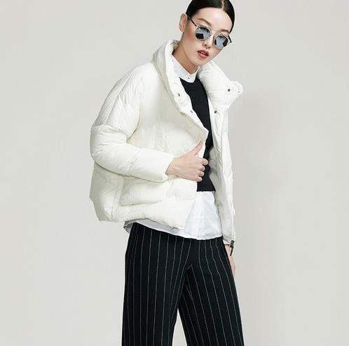 冬季必备羽绒服：大毛领修身加厚羽绒服搭配（图）