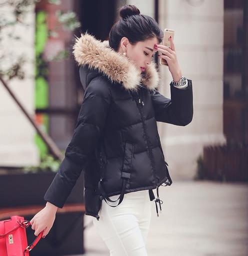 大毛领加厚短款羽绒服搭配小脚裤：简约又洋气（图）