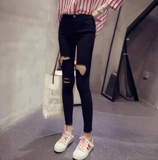 牛仔裤这么穿才时髦显瘦：高腰黑色紧身裤分享（图）