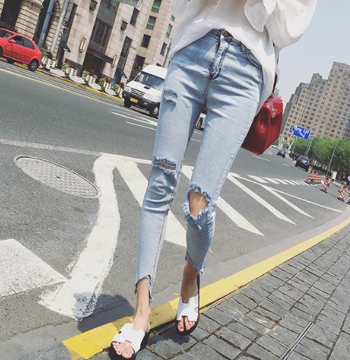 牛仔裤这么穿才时髦显瘦：高腰黑色紧身裤分享（图）