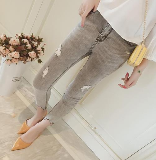 牛仔裤这么穿才时髦显瘦：高腰黑色紧身裤分享（图）