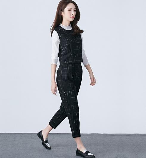 菱格子镂空套装搭配手拿包：知性优雅又大方（图）