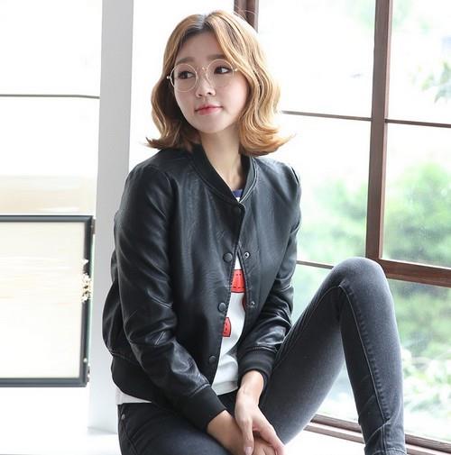 高腰翻领短夹克搭配紧身皮裤:彰显大长腿既视感 高腰翻领短夹克搭配紧身皮裤:彰显大长腿既视感