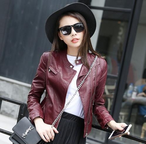 高腰翻领短夹克搭配紧身皮裤：彰显大长腿既视感