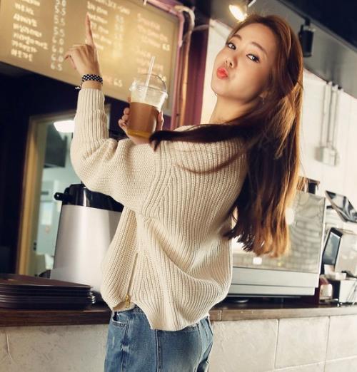 中长款灯笼袖针织衫搭配格子连衣裙:甜美又保暖 中长款灯笼袖针织衫搭配格子连衣裙:甜美又保暖