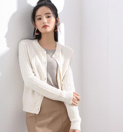 中长款灯笼袖针织衫搭配格子连衣裙:甜美又保暖 中长款灯笼袖针织衫搭配格子连衣裙:甜美又保暖