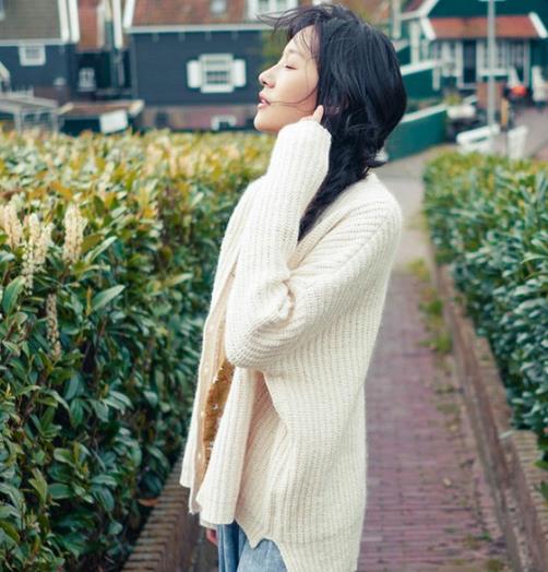 中长款灯笼袖针织衫搭配格子连衣裙:甜美又保暖 中长款灯笼袖针织衫搭配格子连衣裙:甜美又保暖