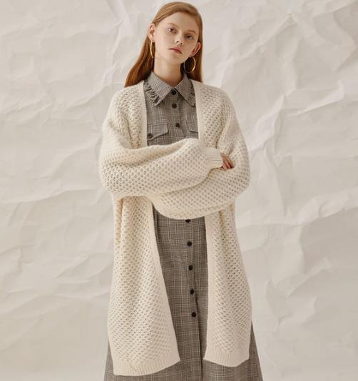 中长款灯笼袖针织衫搭配格子连衣裙：甜美又保暖