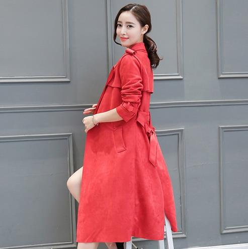 手拿包搭配双排扣收腰麂皮绒外套：休闲又不失优雅