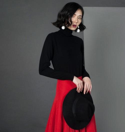 一字领简约套头毛衣搭配针织半身裙：显瘦又性感