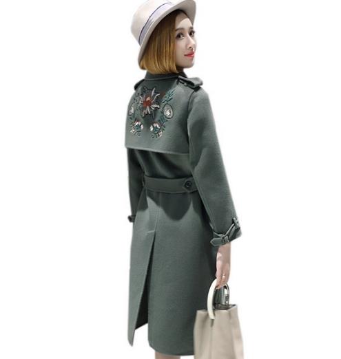 高领毛衣搭配蝙蝠袖毛呢外套：彰显时尚个性复古风