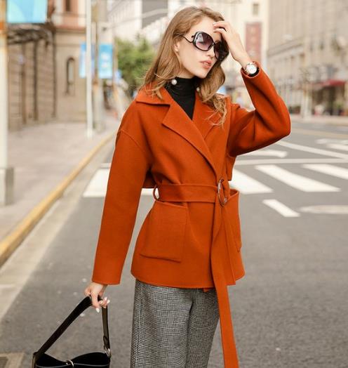 蝙蝠袖收腰外套搭配阔腿裤：时尚洋气又显瘦（图）