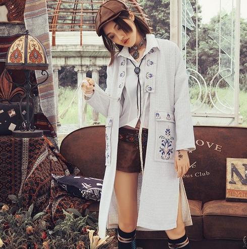 皮短裤搭配大口袋刺绣毛呢外套：时尚优雅民族风