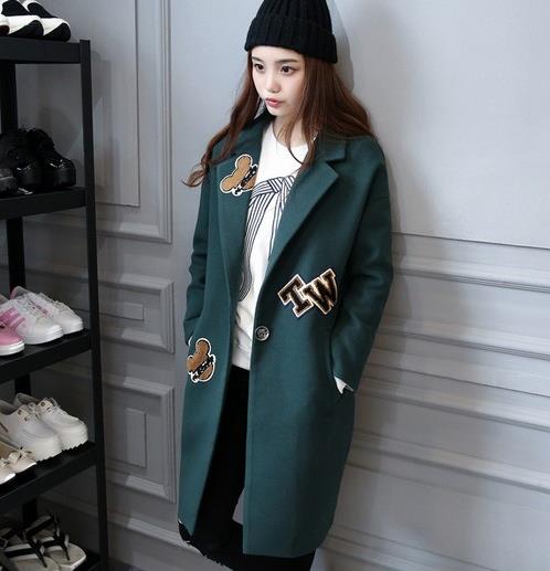 高领针织连衣裙搭配圆领收腰呢外套：显瘦又保暖