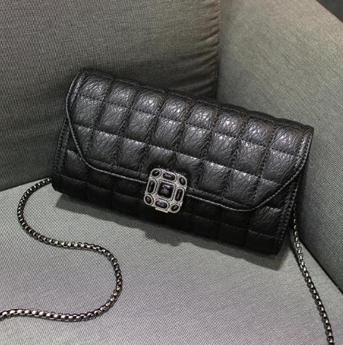 2017秋冬最流行时尚链条女包真皮小方包搭配（图）