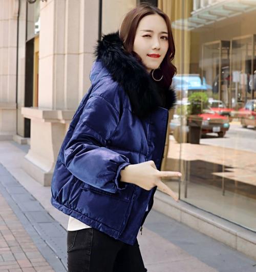 连帽大口袋休闲棉服搭配牛仔裤：时尚显瘦又保暖