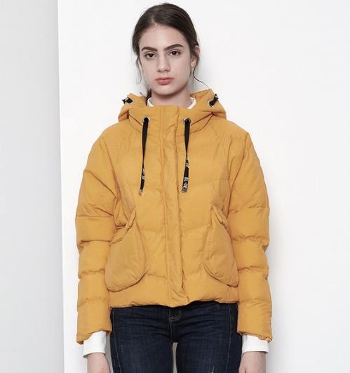 连帽大口袋休闲棉服搭配牛仔裤：时尚显瘦又保暖