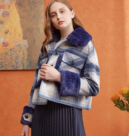 百褶裙搭配毛领拼接格子外套:减龄显瘦外套分享 百褶裙搭配毛领拼接格子外套:减龄显瘦外套分享