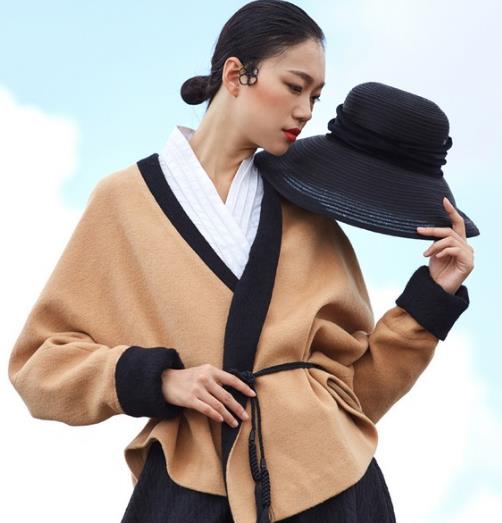 百褶裙搭配毛领拼接格子外套:减龄显瘦外套分享 百褶裙搭配毛领拼接格子外套:减龄显瘦外套分享