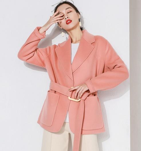 百褶裙搭配毛领拼接格子外套:减龄显瘦外套分享 百褶裙搭配毛领拼接格子外套:减龄显瘦外套分享