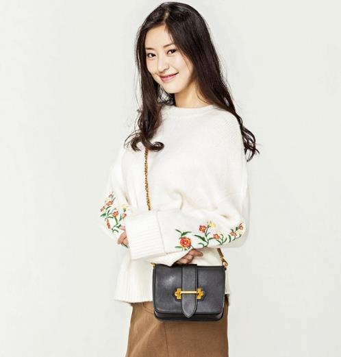 百褶裙搭配毛领拼接格子外套:减龄显瘦外套分享 百褶裙搭配毛领拼接格子外套:减龄显瘦外套分享