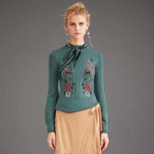 喇叭袖撞色针织衫这样搭配外套才能彰显优雅身姿