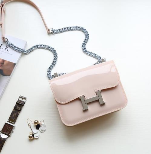 今年流行真皮单肩手提包:时尚显气质手提包搭配 今年流行真皮单肩手提包:时尚显气质手提包搭配